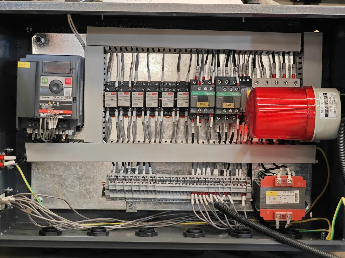 Electric control system of European low headroom hoist1